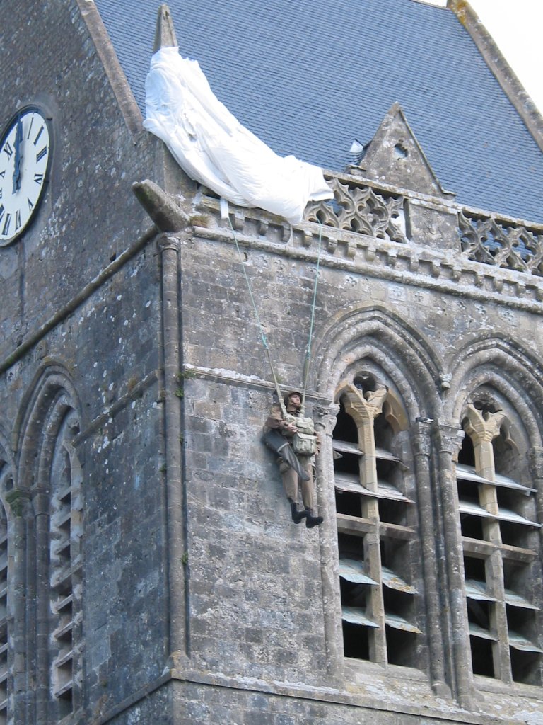 Parachute_sainte_mere_eglise.jpg