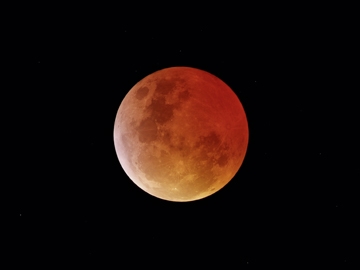 La Lune en éclipse devient rouge 